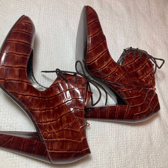 MARC BY MARC JACOBS Patent Leather Printed Pumps - Picture 8 of 11